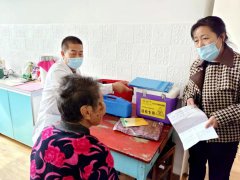 社区卫生服务中心开展上门服务助力老年人疫苗
