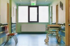 家中老人到社区医院看牙医生不会抽牙神经没看好