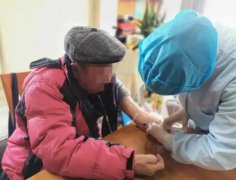 朱老伯足不出户就能享受到专业的PICC导管护理服务