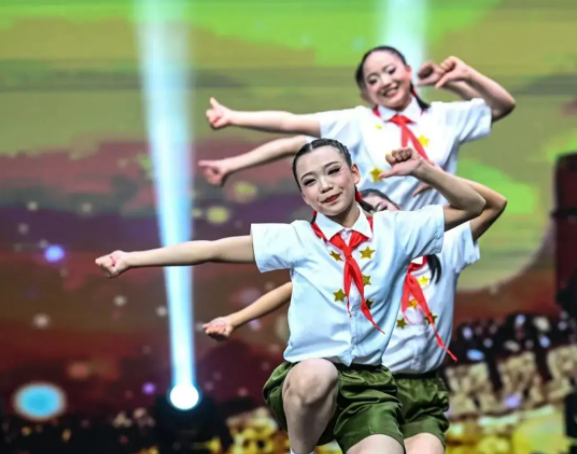 校园教师和孩子们感人的扮演点赞为孩子们自强不息的精神点赞