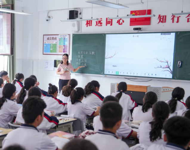 扎根于根底教育一线形成了从理念到途径再到讲堂载体的完好逻辑链 扎根于根底教育一线形成了从理念到途径再到讲堂载体的完好逻辑链