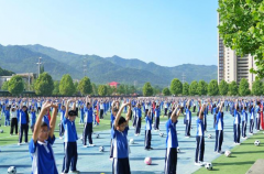 同上壹堂課在陽光灑滿校園的大課間共繪詩意篇